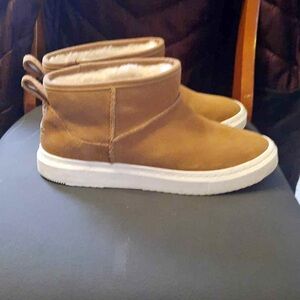 539F UGG Alameda mini Ankle Boots with White Soles